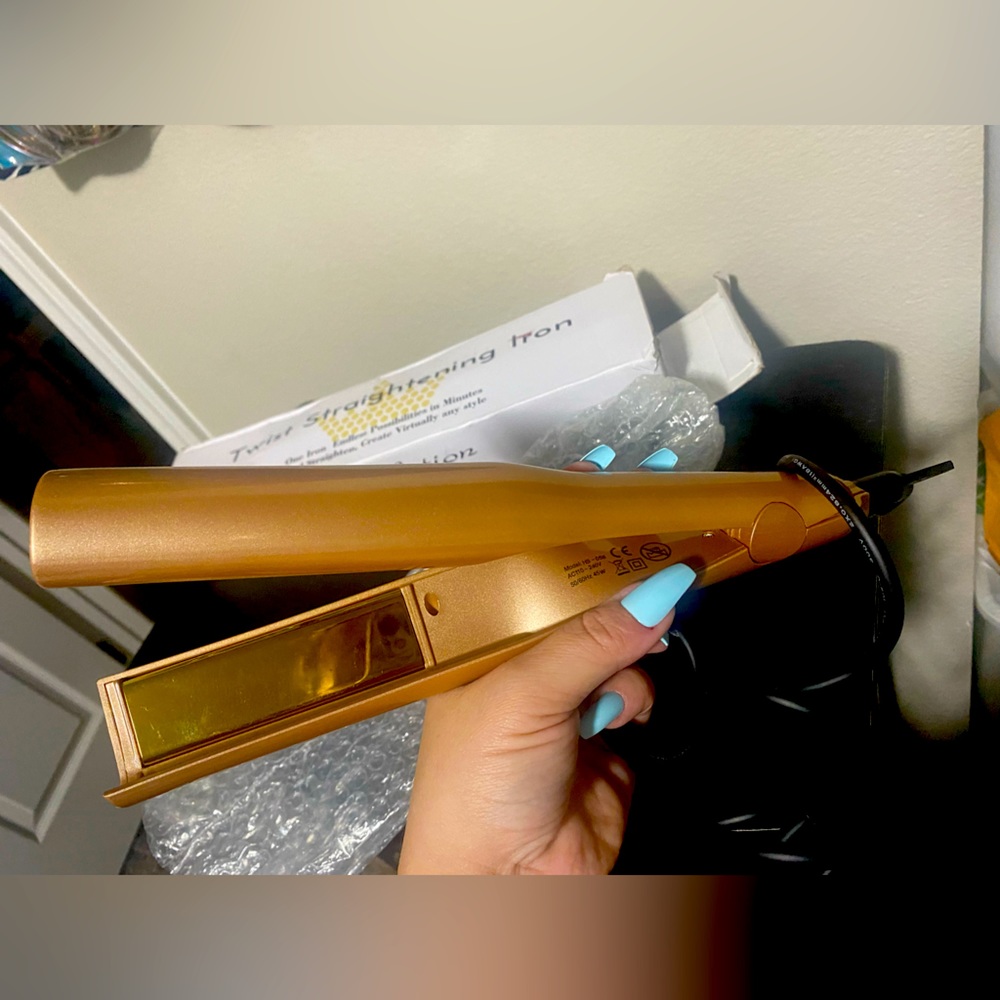 NWOT Twist straightening iron - Picture 8 of 12